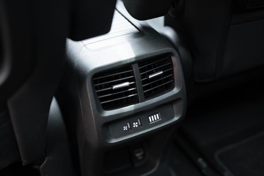 Детали интерьера Peugeot Rifter 2019 года  (JP) (фото 6 из 23)